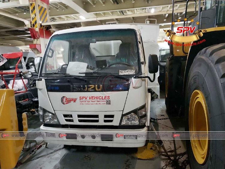 Road Sweeper Truck ISUZU - Loading into RORO vessel